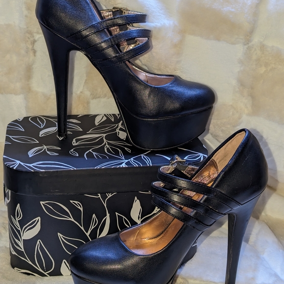 Size 7 Ann Michelle stiletto, black stripe strapped and 51/2 in heel. - Picture 1 of 9